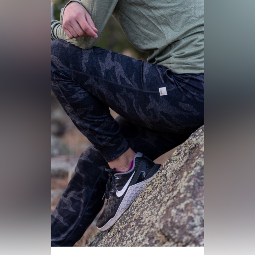 Vuori Performance Relaxed Fit Joggers Black/Gray Camo Dreamknit Size Large
